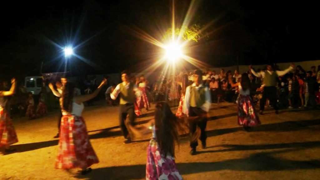 Decenas de bailarines llenaron de música y colorido a El Aibe