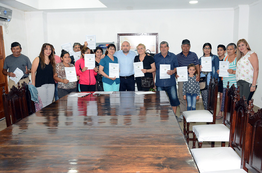 Entregaron escrituras a familias de los barrios Sarmiento y Los Lagos