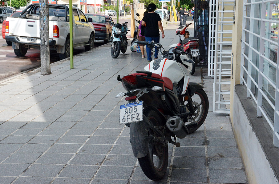 Prohíben estacionar o detenerse de forma total o parcial en espacios públicos