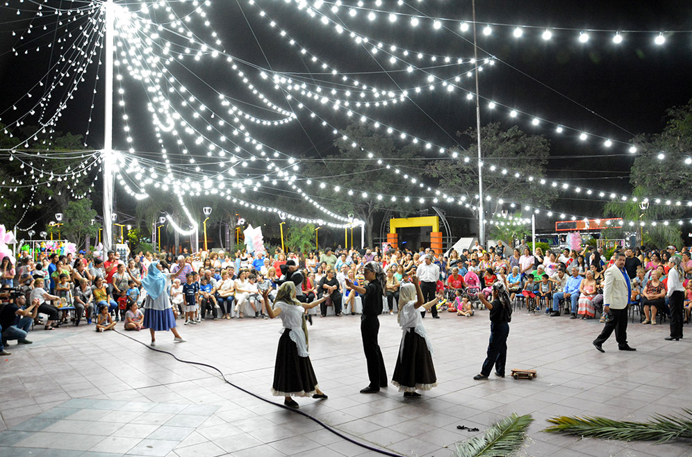Cientos de bandeños disfrutaron de un gran show de música y baile