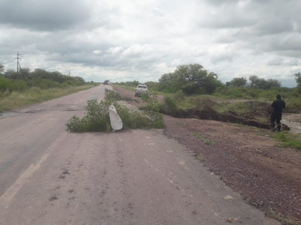 La fuerza del agua rompió un desagüe de la ruta 89 y se interrumpió el tránsito