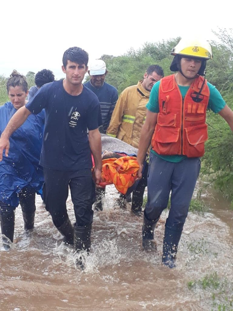 Una mujer sufrió un ataque de epilepsia y los bomberos la cargaron un kilómetro en medio del agua