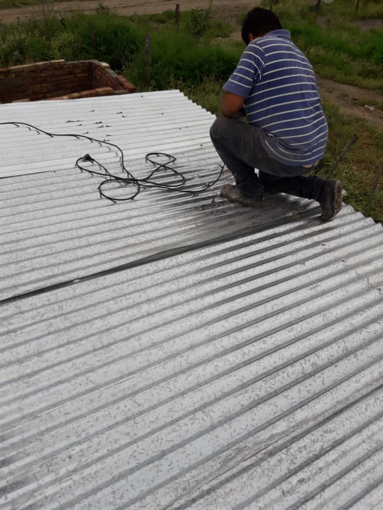 El Municipio de Clodomira ayudó a una familia a reconstruir el techo de su casa
