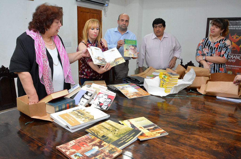 Una reconocida profesora donó libros para la Escuela Municipal Secundaria