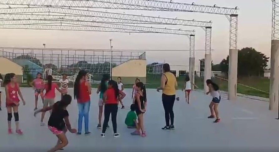 Cientos de vecinos copan el polideportivo de Campo Gallo