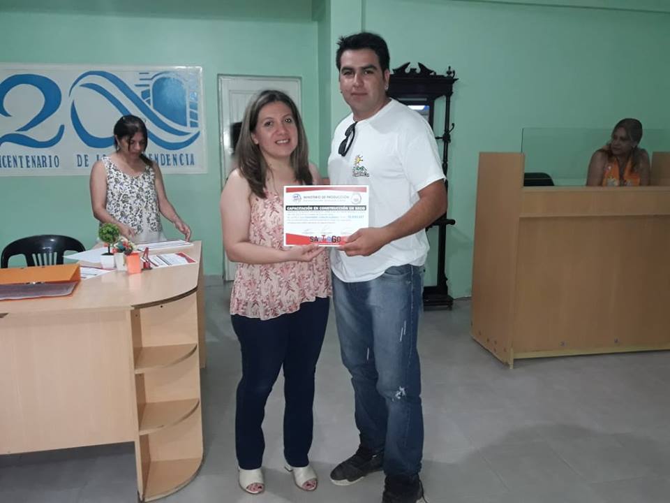 Jóvenes culminaron capacitaciones laborales en Colonia Dora