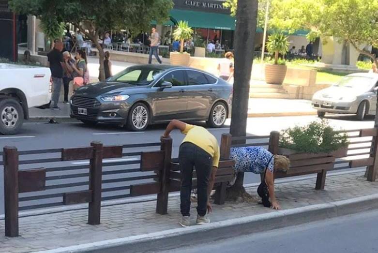 Postal de la imprudencia: cruzó “cuerpo a tierra” el cantero de avenida Belgrano Postal de la imprudencia: cruzó “cuerpo a tierra” el cantero de avenida Belgrano