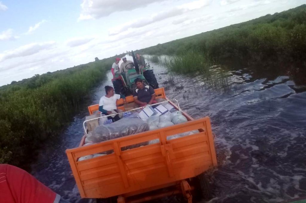 Familias aisladas por la inundación recibieron importante ayuda