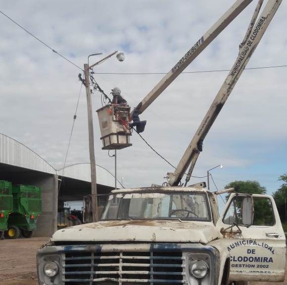 Avanzan los trabajos para optimizar la iluminación en los barrios de Clodomira