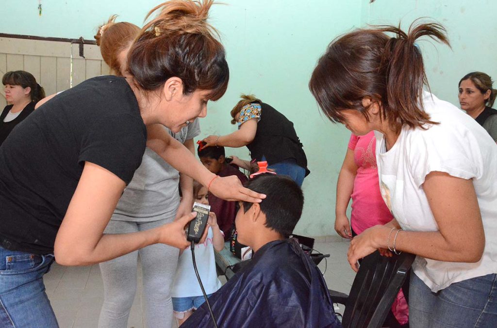 Niños de los barrios Avenida, Sarmiento y Villa Griselda recibirán cortes de pelo gratuitos