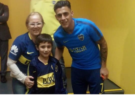 “Bauti” cumplió su sueño, conoció a Cristian Pavón y trajo un recuerdo inolvidable