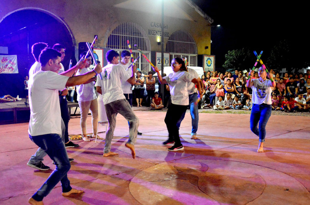 “Los Locos Bajitos” reunió a cientos de personas en la plaza Mauricio Rojas “Los Locos Bajitos” reunió a cientos de personas en la plaza Mauricio Rojas