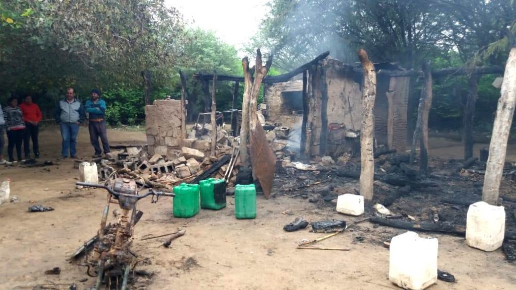 El fuego consumió la vivienda de una familia del paraje Barrialito
