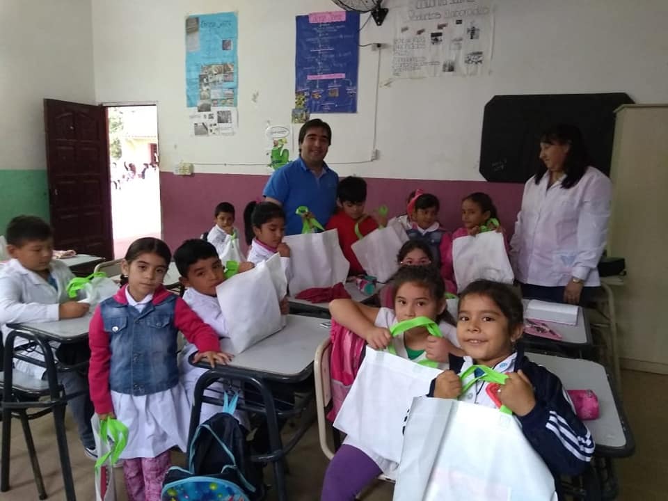 Más de 100 alumnos de Upianita recibieron kits de útiles escolares Más de 100 alumnos de Upianita recibieron kits de útiles escolares