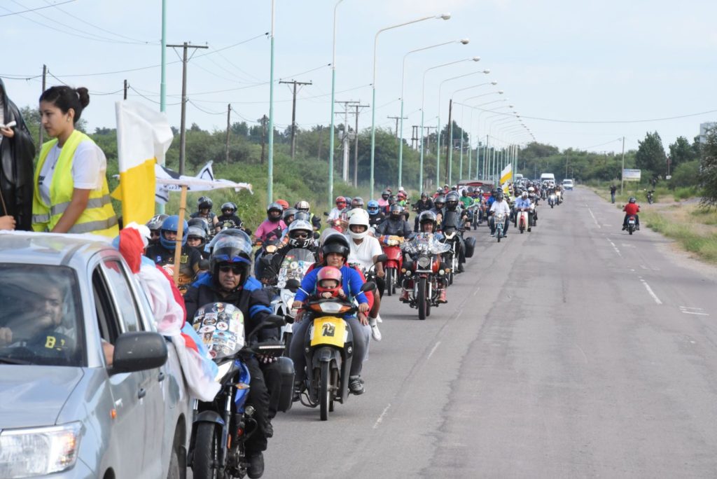 Motos y autos llegaron a Villa Silípica para honrar a Mama Antula