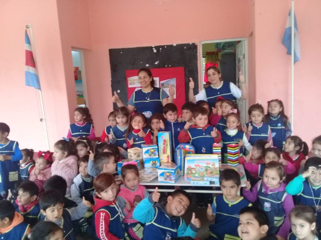 Sacerdote italiano envió donativos a la escuela Santa Rita de Tintina