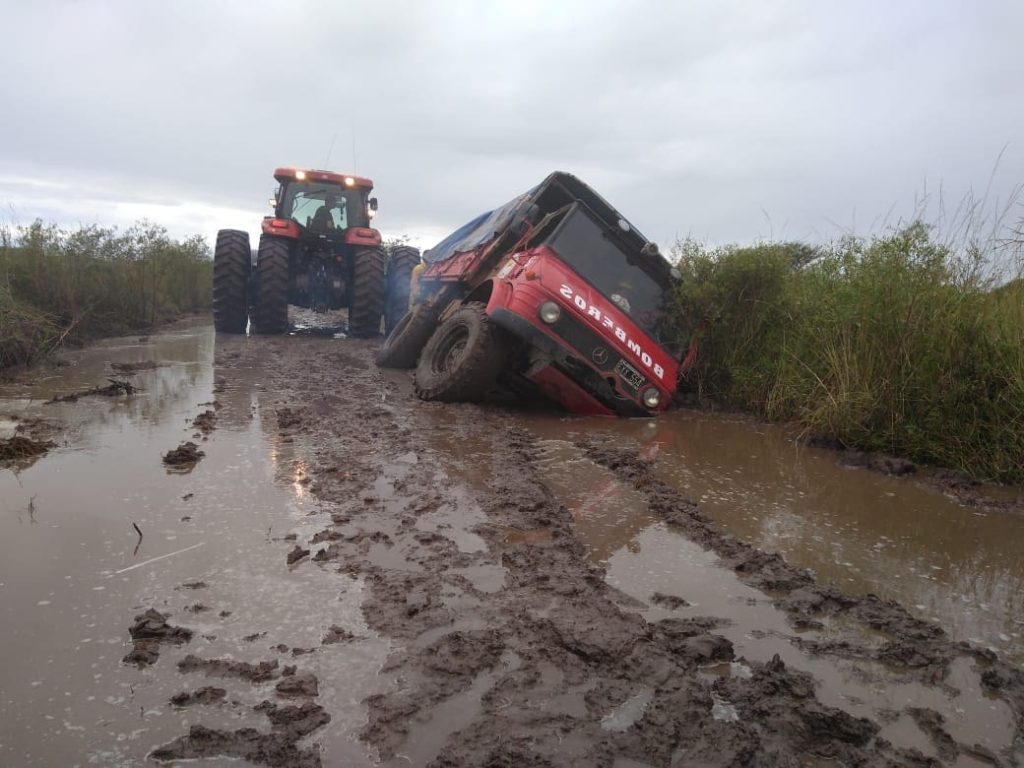 Por el mal estado del camino, se hundió un tanque de agua de los bomberos
