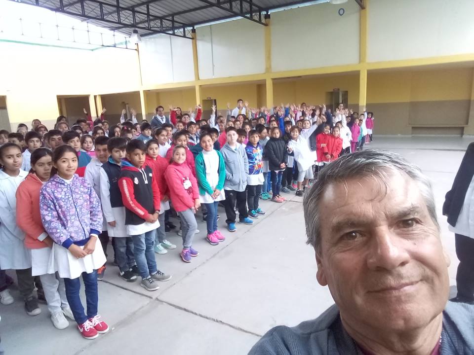 Pedaleó de Córdoba a Icaño para visitar la escuela de su infancia