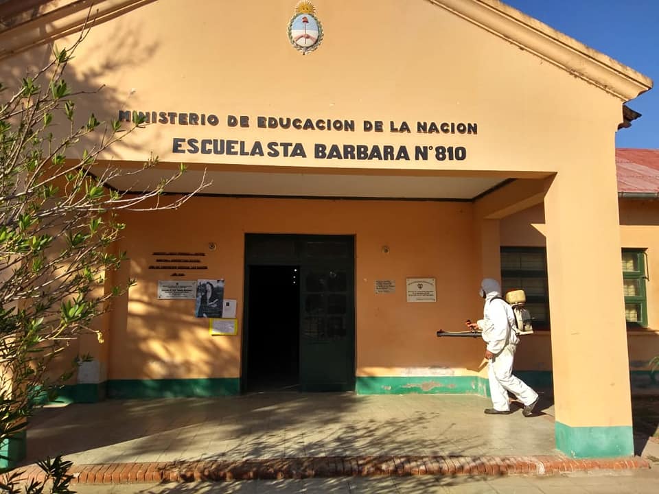 Realizan tareas de fumigación en instituciones públicas de Manogasta