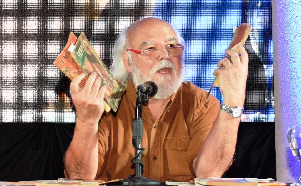 Juan Sasturain: “Básicamente soy un lector, uno escribe porque ha leído”