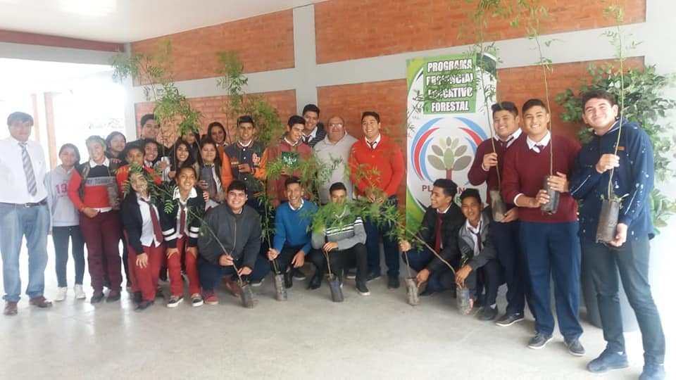 Alumnos de Vilelas se informaron sobre los recursos forestales y “plantaron futuro”