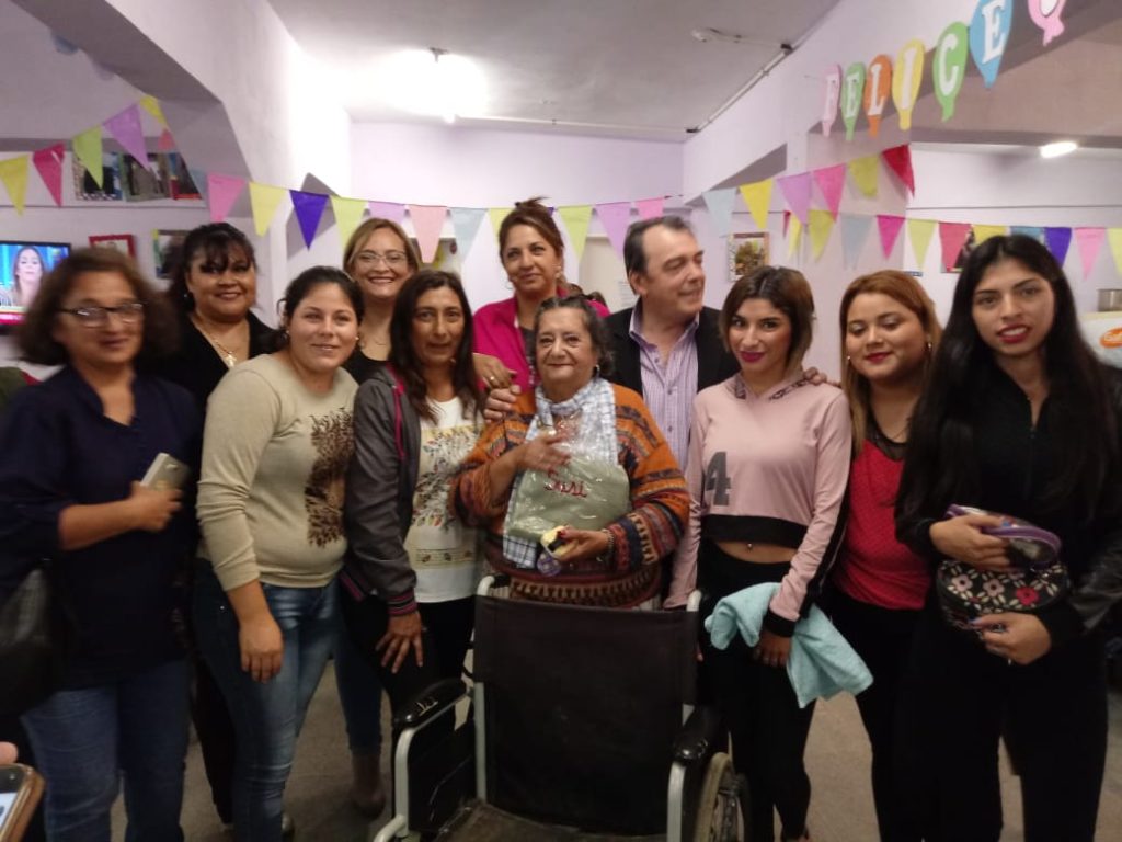 Alumnos y docentes visitaron a los abuelos de la residencia “Mama Antula”