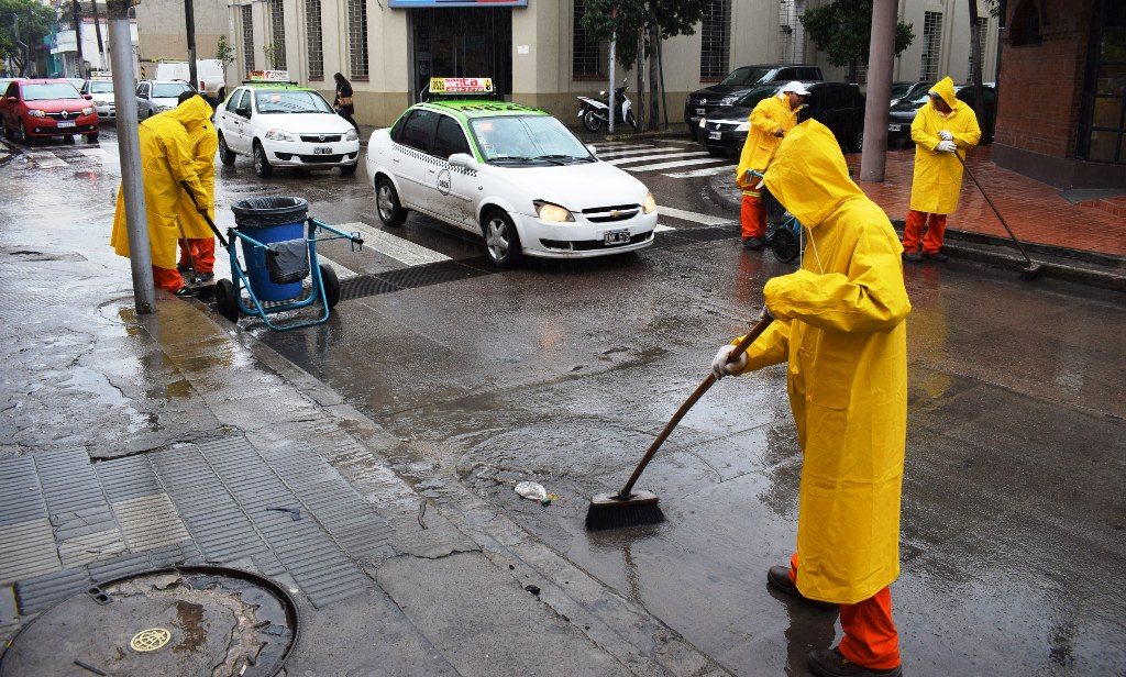 Intenso trabajo en las calles capitalinas para evitar problemas por la lluvia