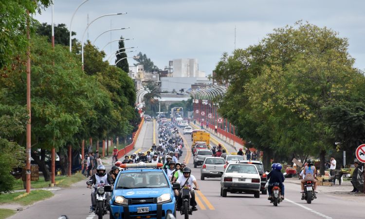 Cientos de motos antiguas unieron Las Termas y Santiago