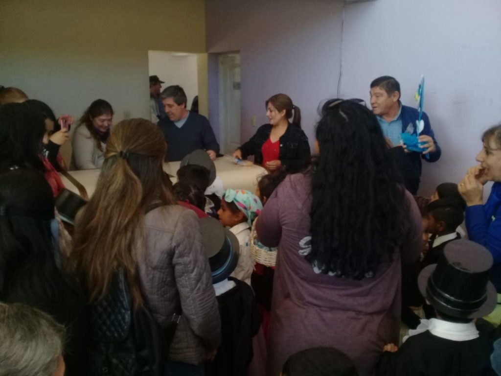 Pequeños patriotas repartieron escarapelas en Tintina