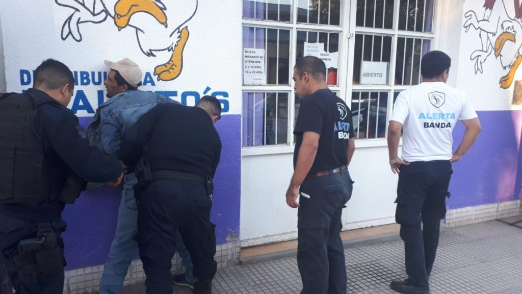Robó, escapó y fue detenido en la vía pública