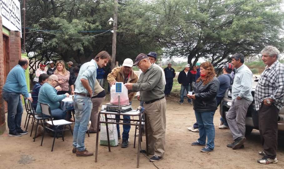 Entregan combustible y semillas a pequeños productores de Cañada Escobar