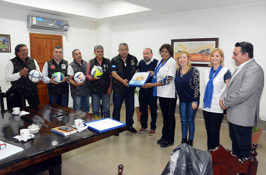 Ex combatientes donaron banderas y elementos deportivos a la Escuela Primaria Municipal Ex combatientes donaron banderas y elementos deportivos a la Escuela Primaria Municipal