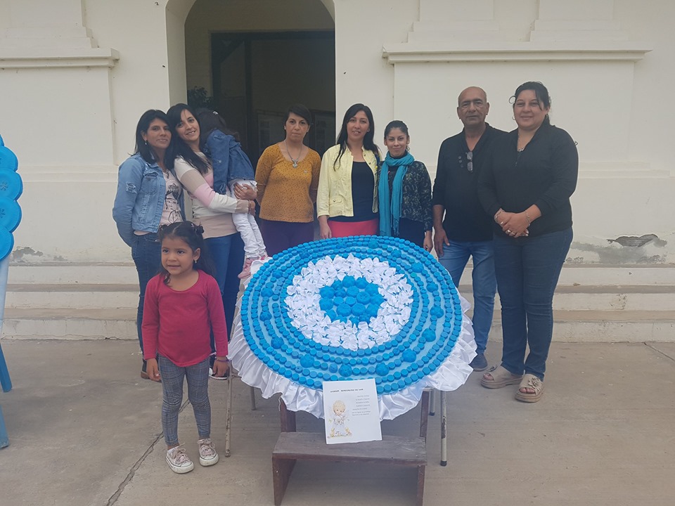 Niños, padres y docentes diseñaron la escarapela reciclable que lucirá el Cabildo añatuyense