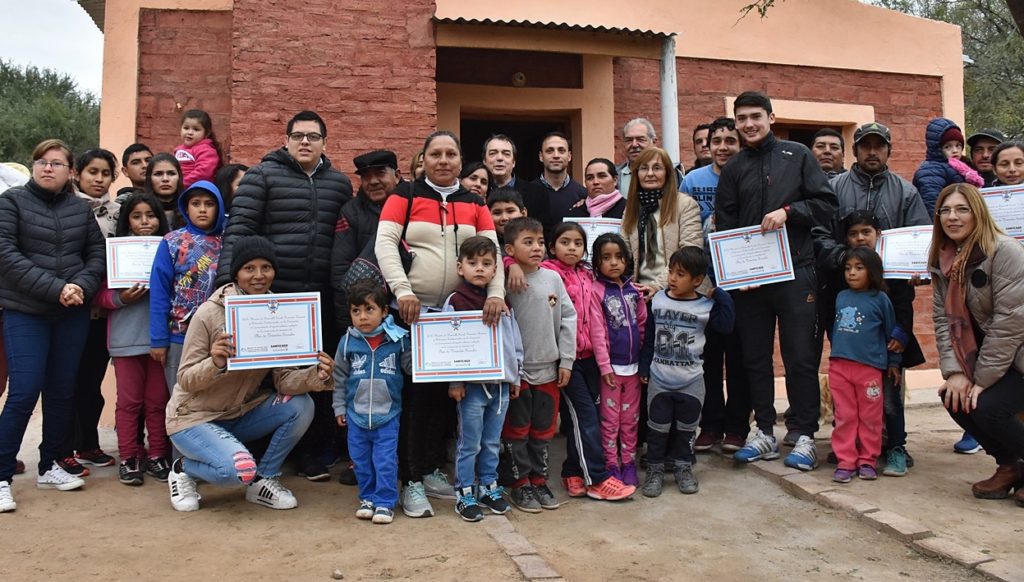 Familias de Fernández recibieron viviendas sociales Familias de Fernández recibieron viviendas sociales