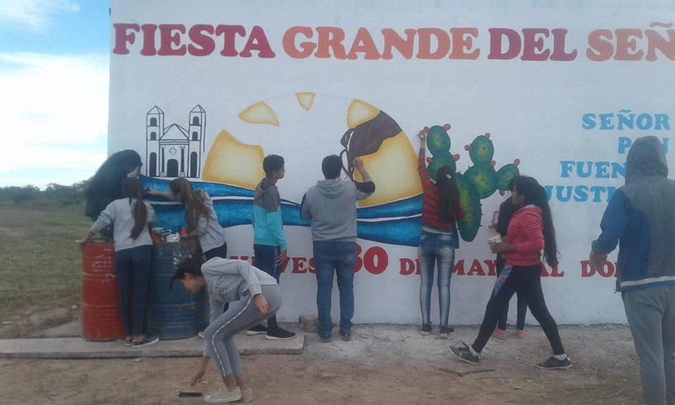 Estudiantes pintaron un mural en el ingreso a Villa Mailín