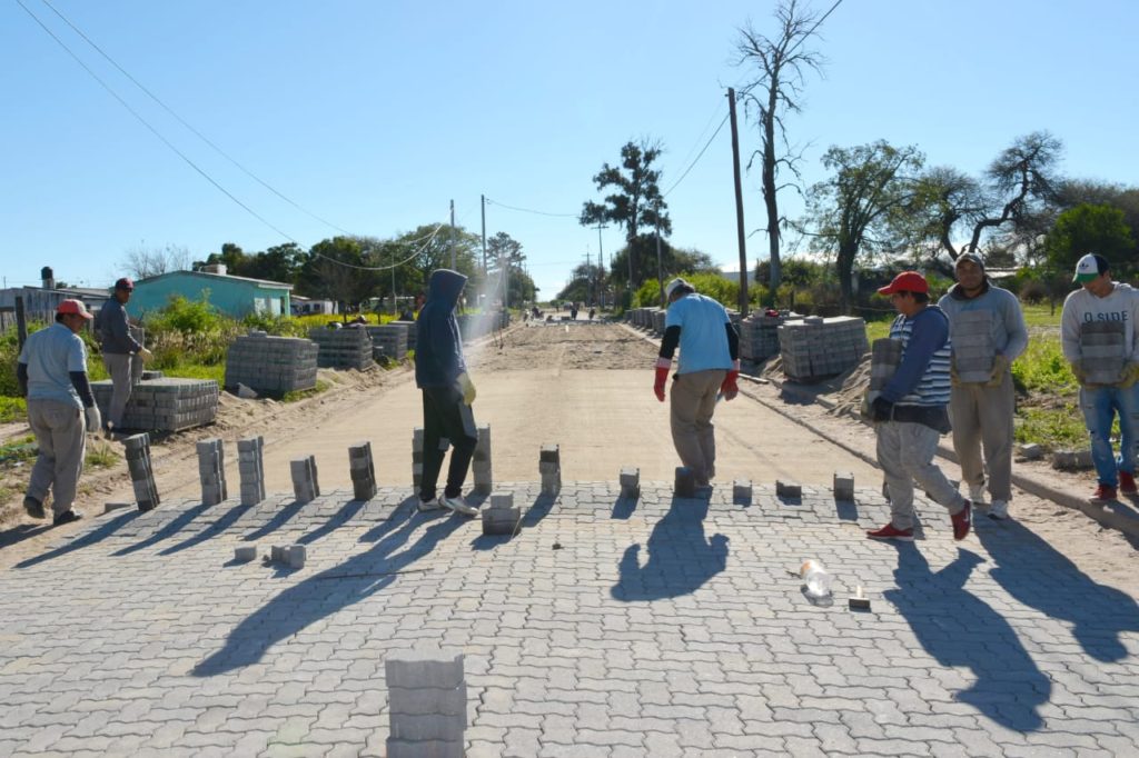 El pavimento articulado llegó al barrio Las Américas de la ciudad de Fernández