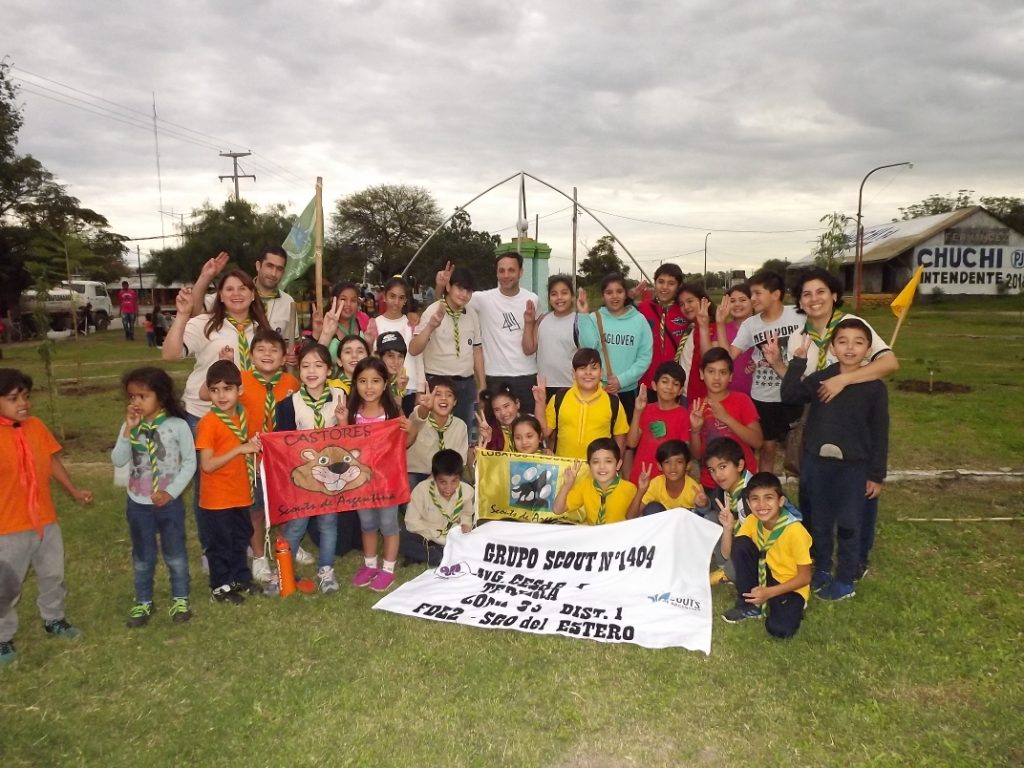 Niños realizaron un abrazo simbólico para concientizar sobre el cuidado del medio ambiente