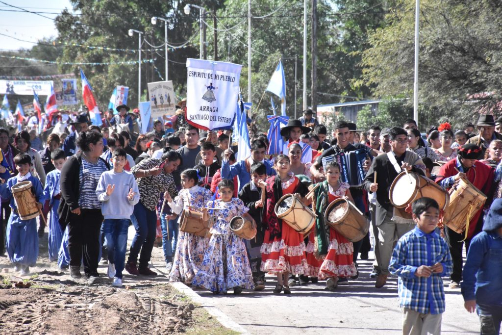 Arraga celebró sus 105 años con una masiva Marcha de los Bombos