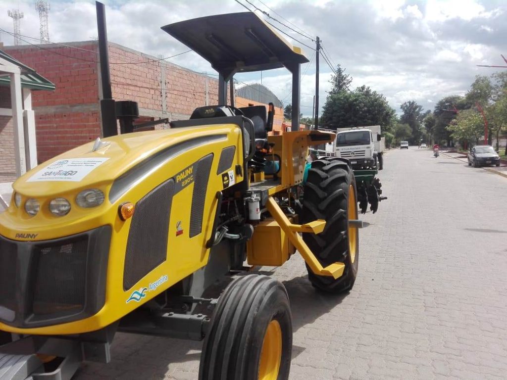 Fernández adquirió un tractor y fue puesto al servicio de los pequeños productores