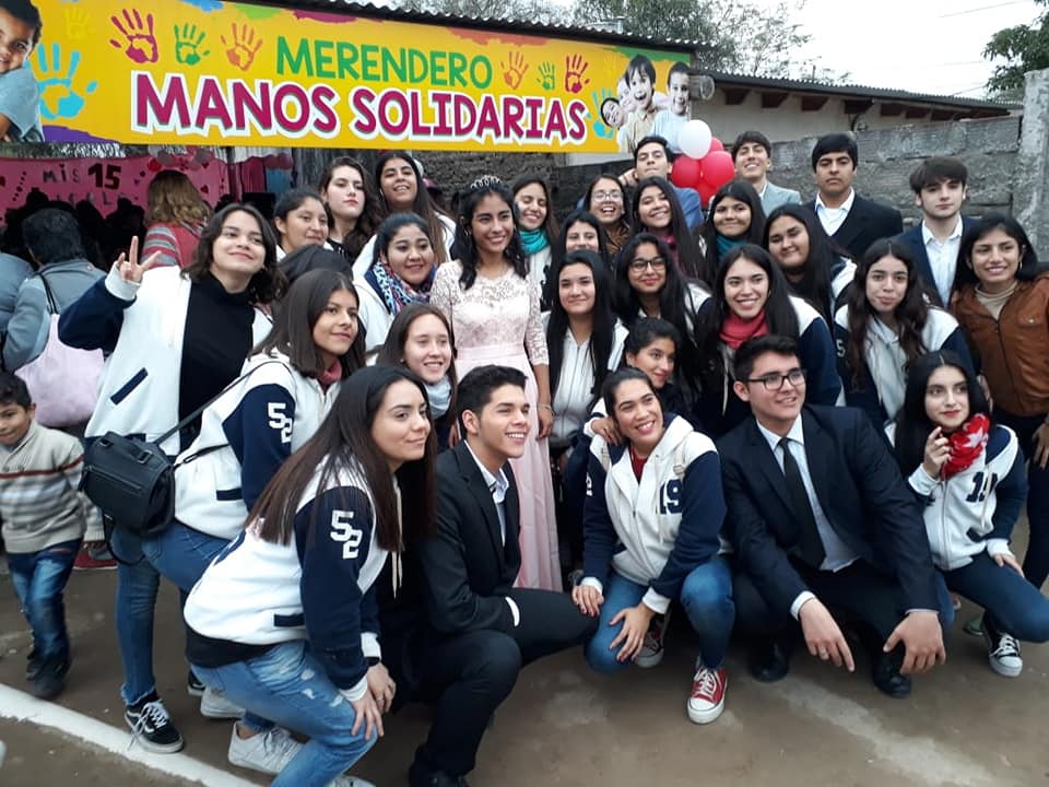 Estudiantes le cumplieron el sueño de la fiesta de 15 a una joven bandeña