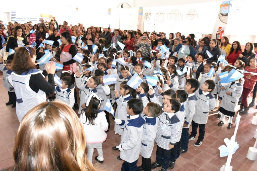 Alumnos, padres y docentes de Tintina participaron de un emotivo acto
