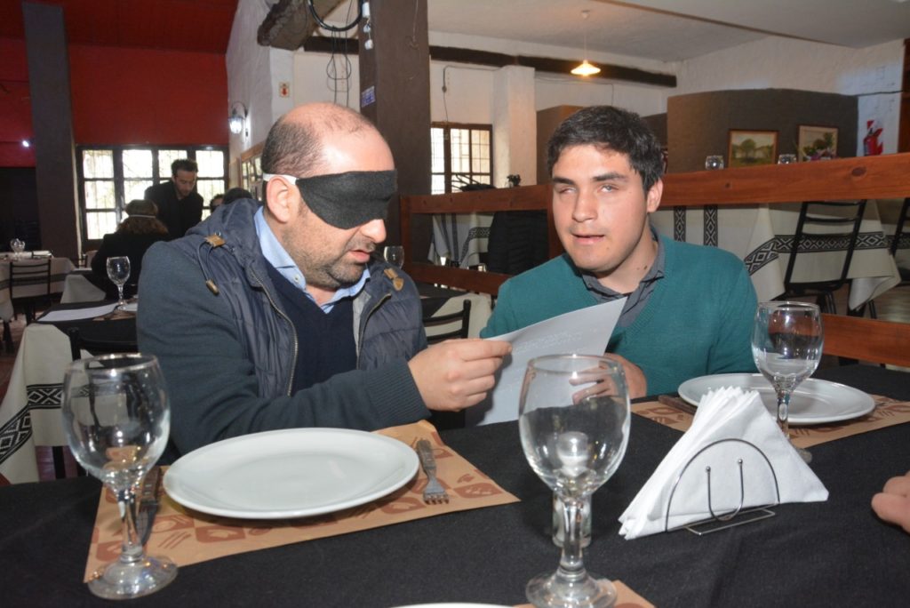 El Centro Educativo San Juan Pablo II organizó un “almuerzo a ciegas”