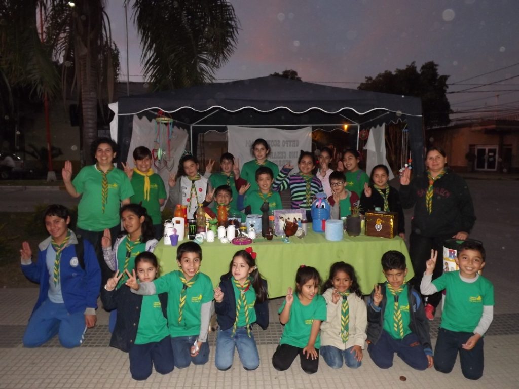Scouts enseñaron a vecinos diversos trucos de reciclaje