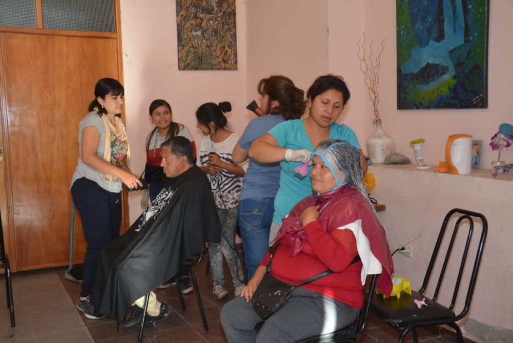 Realizan cortes de cabello gratuitos en la Casa del Bicentenario
