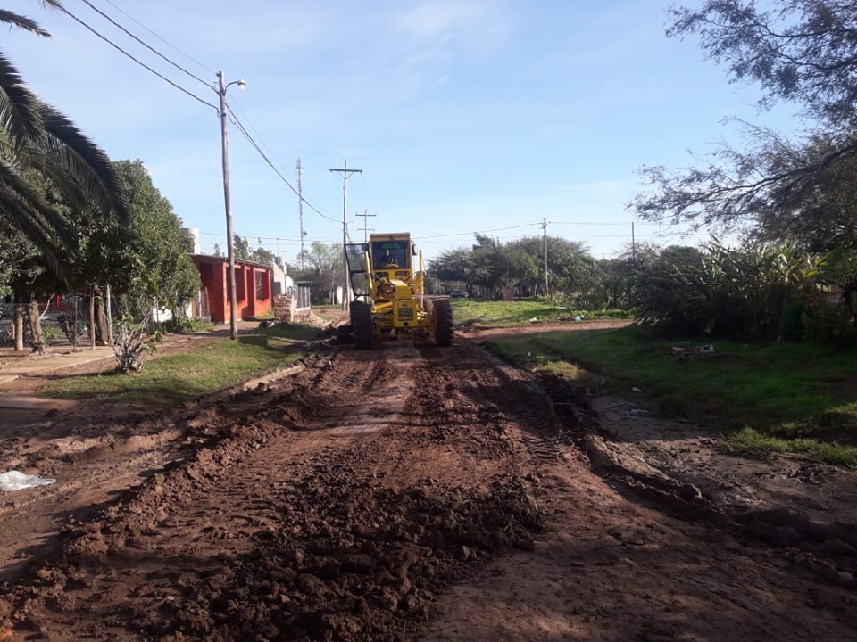 Mejoran caminos rurales y calles en los barrios de Colonia Dora