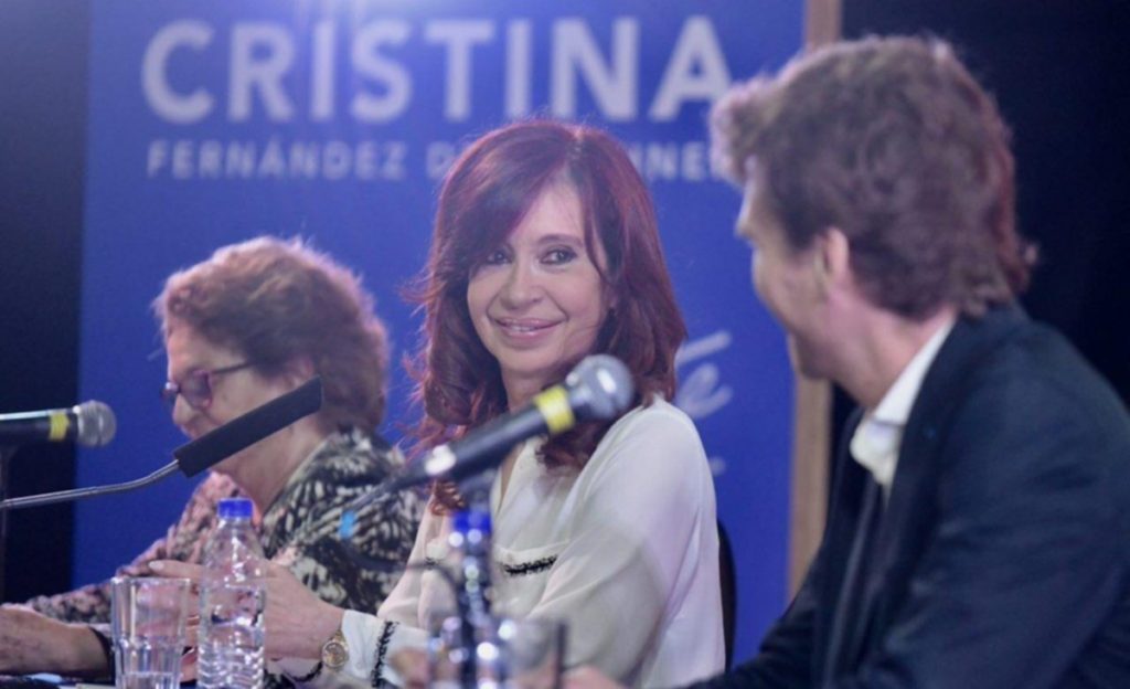 CFK llegará hoy a Santiago e iniciará su campaña por el interior del país
