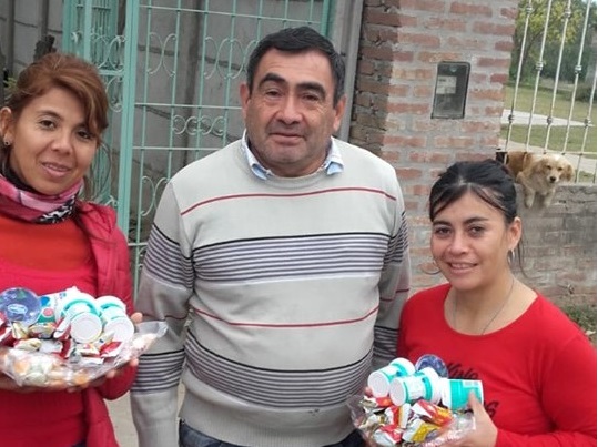 Más de 70 familias recibieron lácteos y golosinas