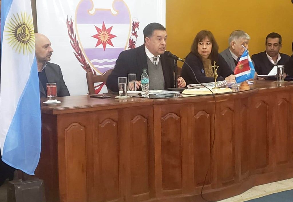 Herrera dio su mensaje anual y anunció el bono $ 8.000 para los municipales de Clodomira Herrera dio su mensaje anual y anunció el bono $ 8.000 para los municipales de Clodomira