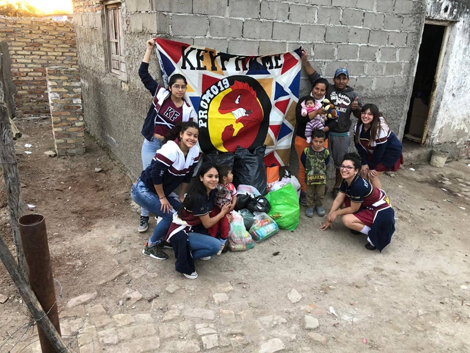 Estudiantes de 5° año entregaron alimentos no perecederos a una familia