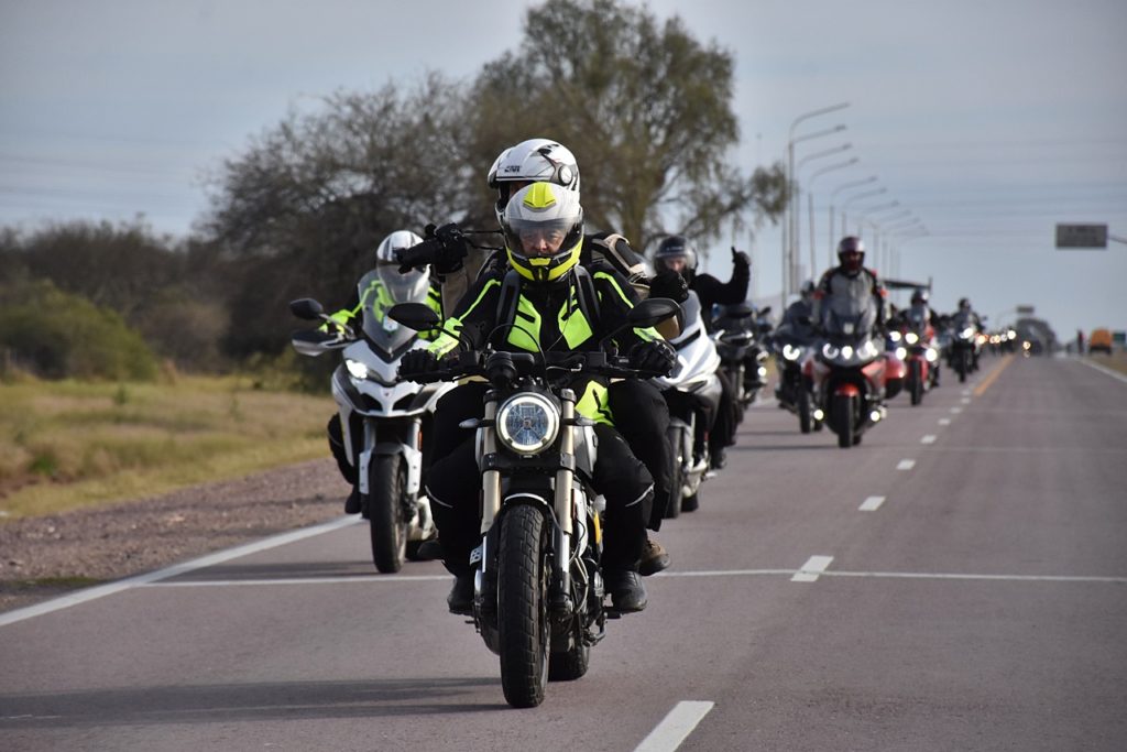Motociclistas de siete provincias recorren las principales ciudades santiagueñas